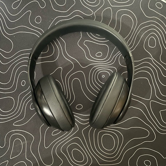 Beats Studio 3 all black colorway lightly used, no scratches or marks. - Picture 2 of 2